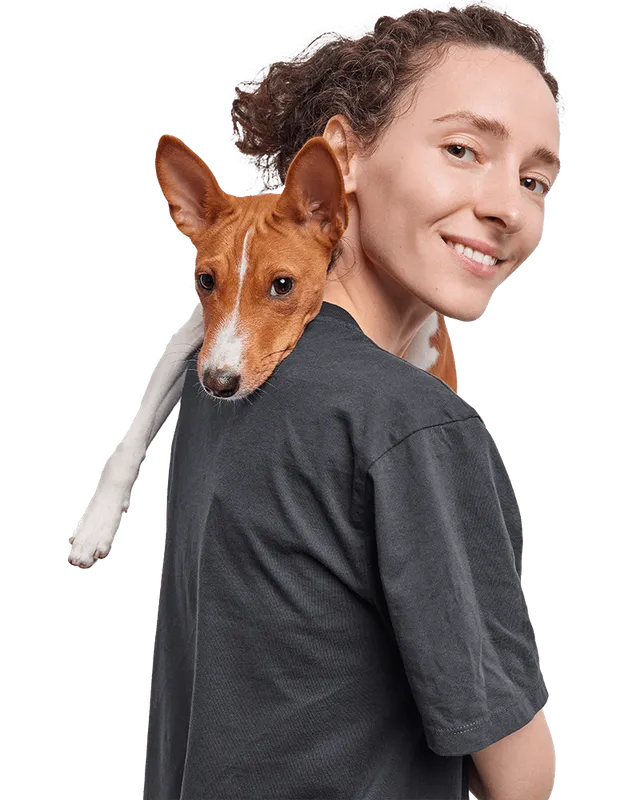 Tutora sorridente com um cão basenji ao ombro